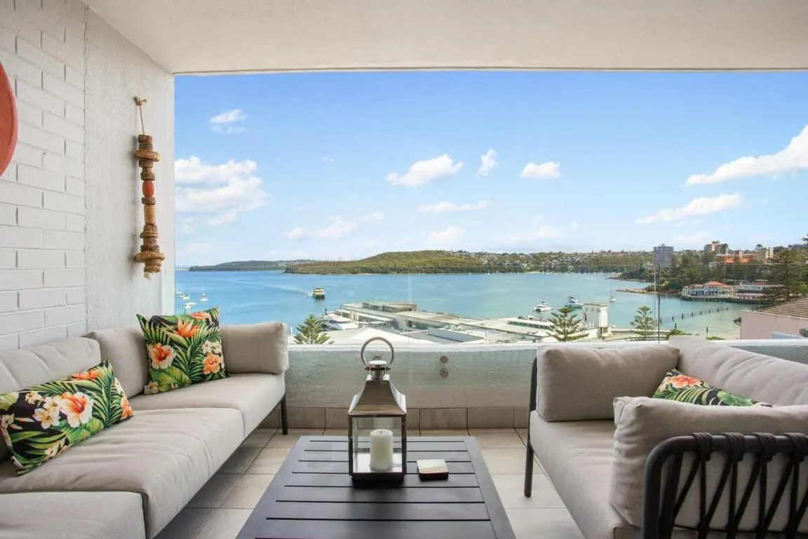 Image of Elegant 2-Bed Unit with Expansive Harbour Views