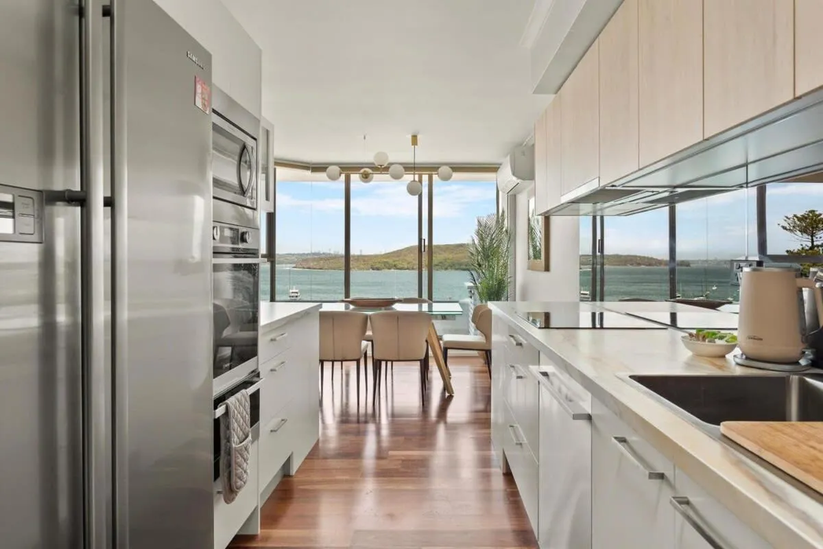 Image 3 of Elegant 2-Bed Unit with Expansive Harbour Views
