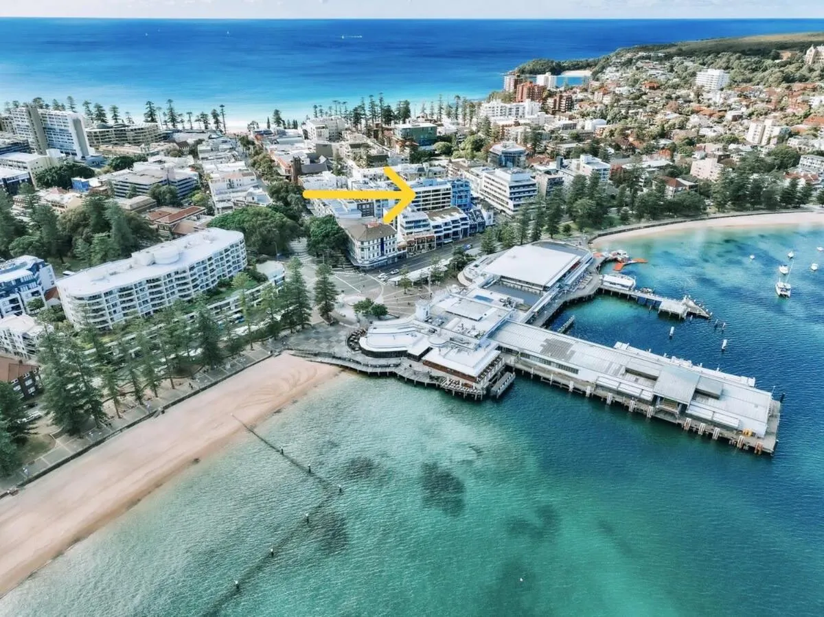 Image 5 of Elegant 2-Bed Unit with Expansive Harbour Views