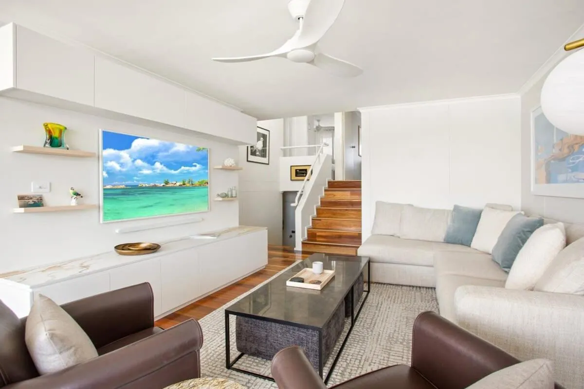 Image 4 of Elegant 2-Bed Unit with Expansive Harbour Views