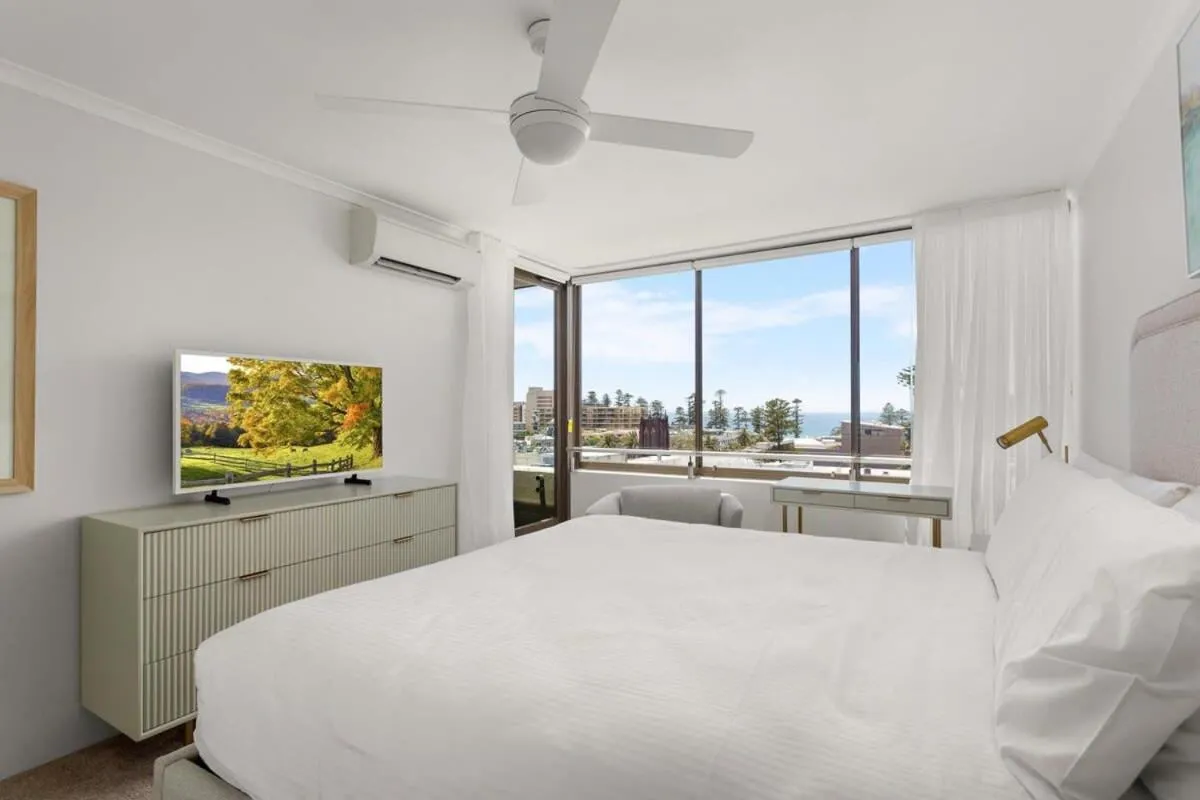 Image 1 of Elegant 2-Bed Unit with Expansive Harbour Views