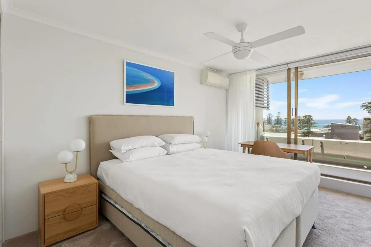 Image 6 of Elegant 2-Bed Unit with Expansive Harbour Views
