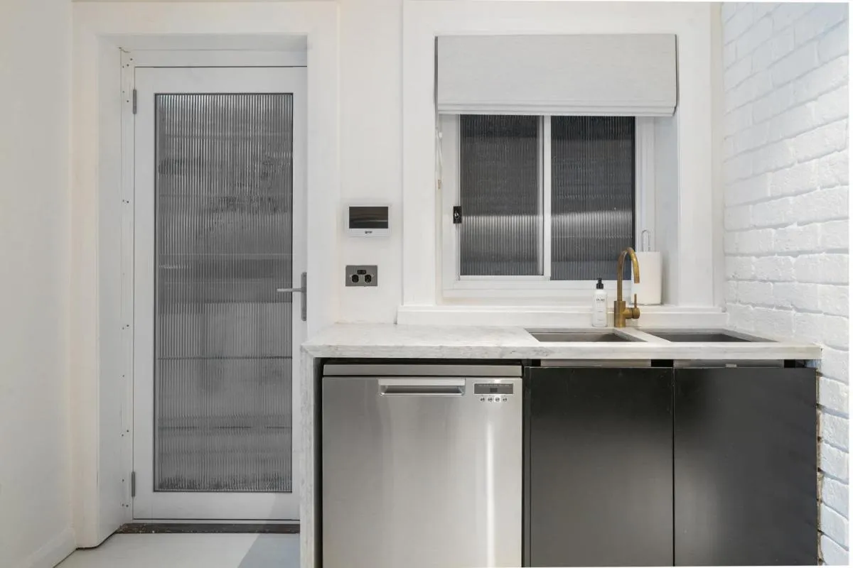 Image 2 of Executive 2BR Apt with Balcony near Yarranabbe Park