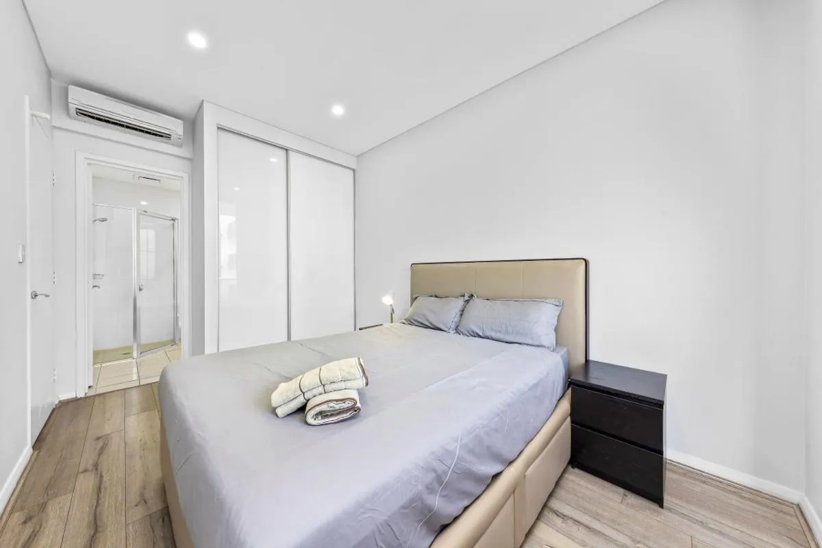 Image 6 of Fabulous 2B Apt Waterloo