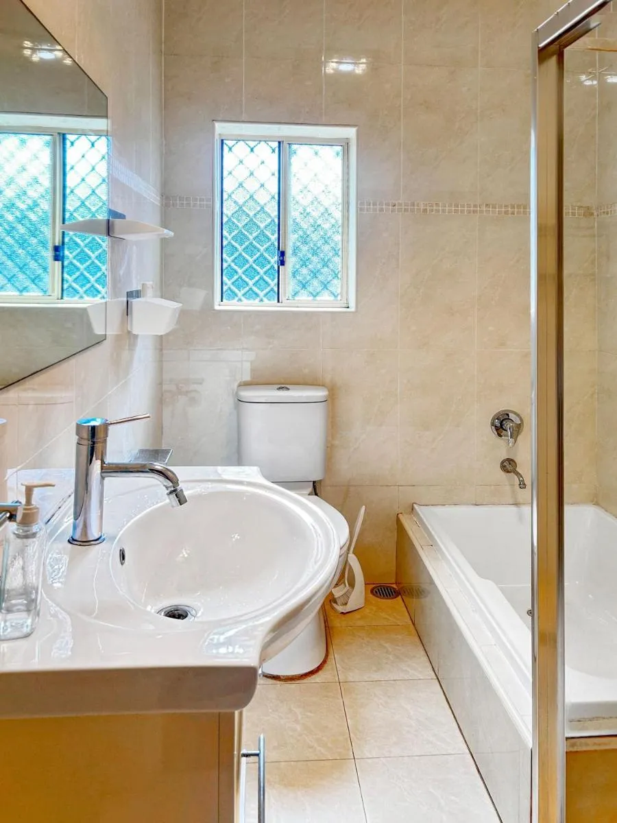 Image 4 of Family retreat house 3 bdrm with parking Netflix close to train