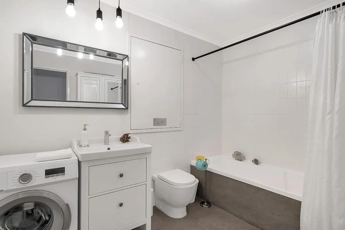 Image 2 of ‘Georgina’ Mid-Century Modern Poolside Stay