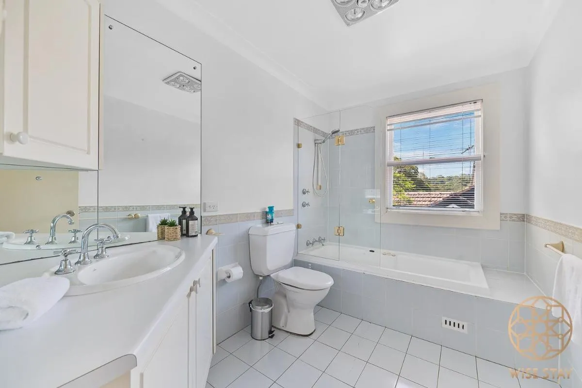 Image 2 of Greenwich Luxury near WharfTrainCBD steps to Sea