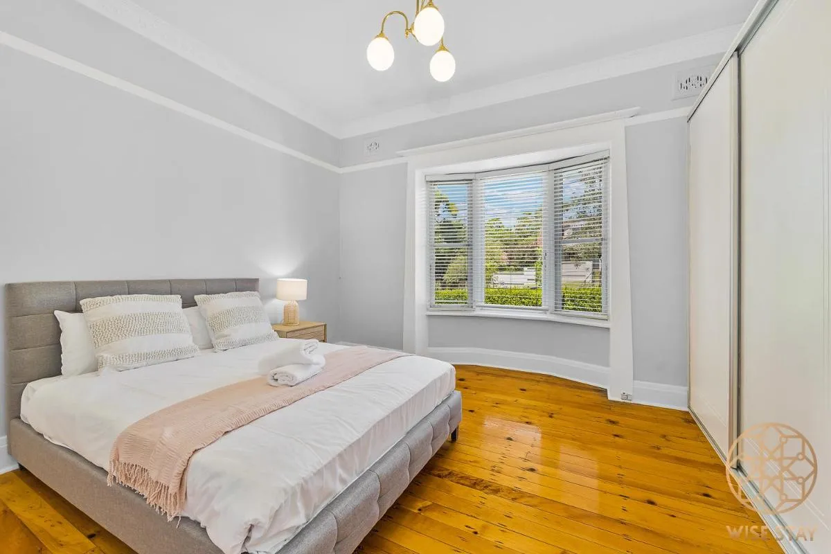 Image 1 of Greenwich Luxury near WharfTrainCBD steps to Sea