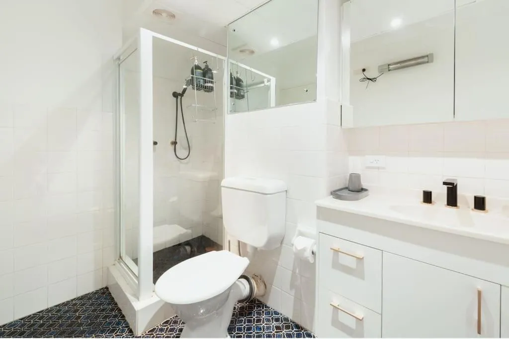 Image 2 of Harbourside Style, 2 Bed, A/C, Pool -Elizabeth Bay