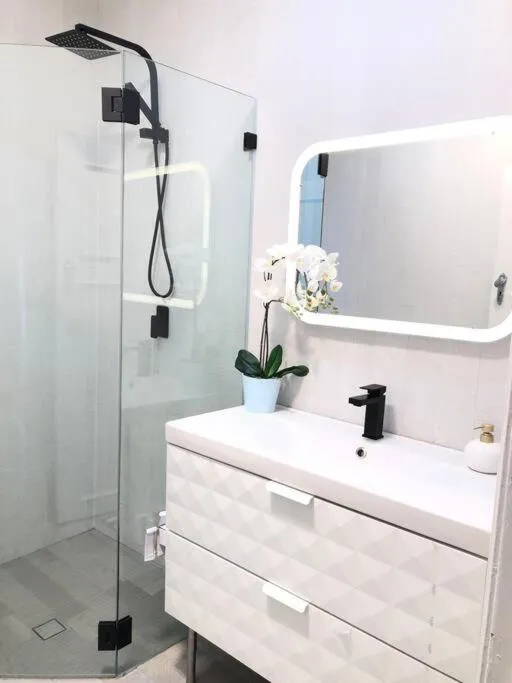 Image 3 of HolidayRento Beachfront Building on Campbell Parade