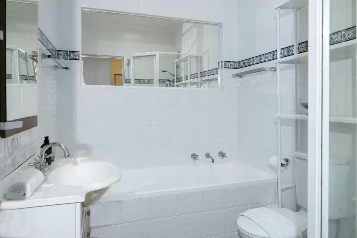 Image 2 of Home Away From Home – 3 Bedroom House Sleeps 6 – Parking