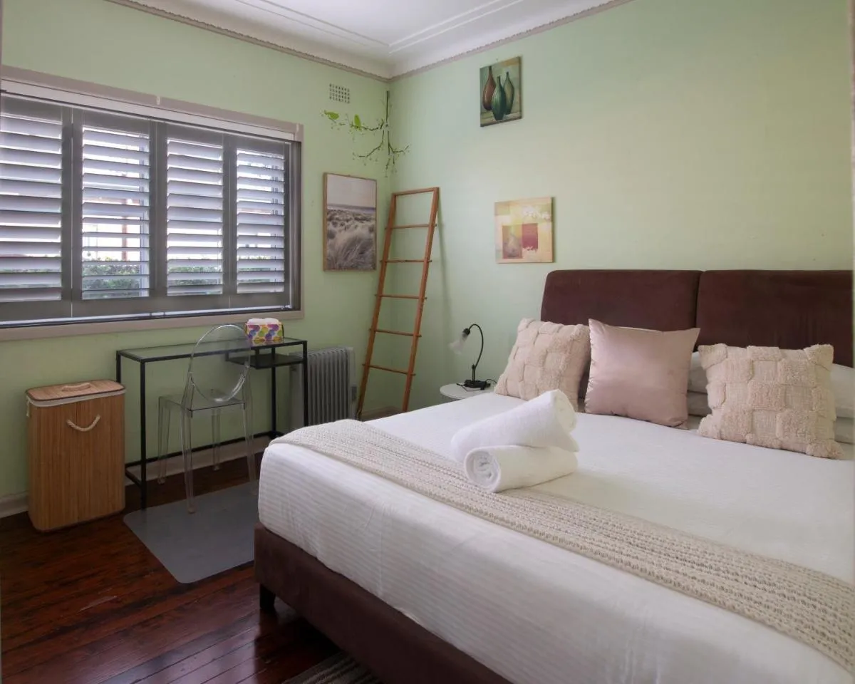 Image 6 of Home Away From Home – 3 Bedroom House Sleeps 6 – Parking