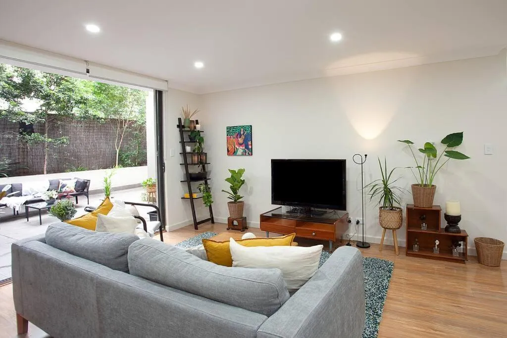 Image 4 of Huge 3 Bed Camperdown Garden Apt w Parking Aircon