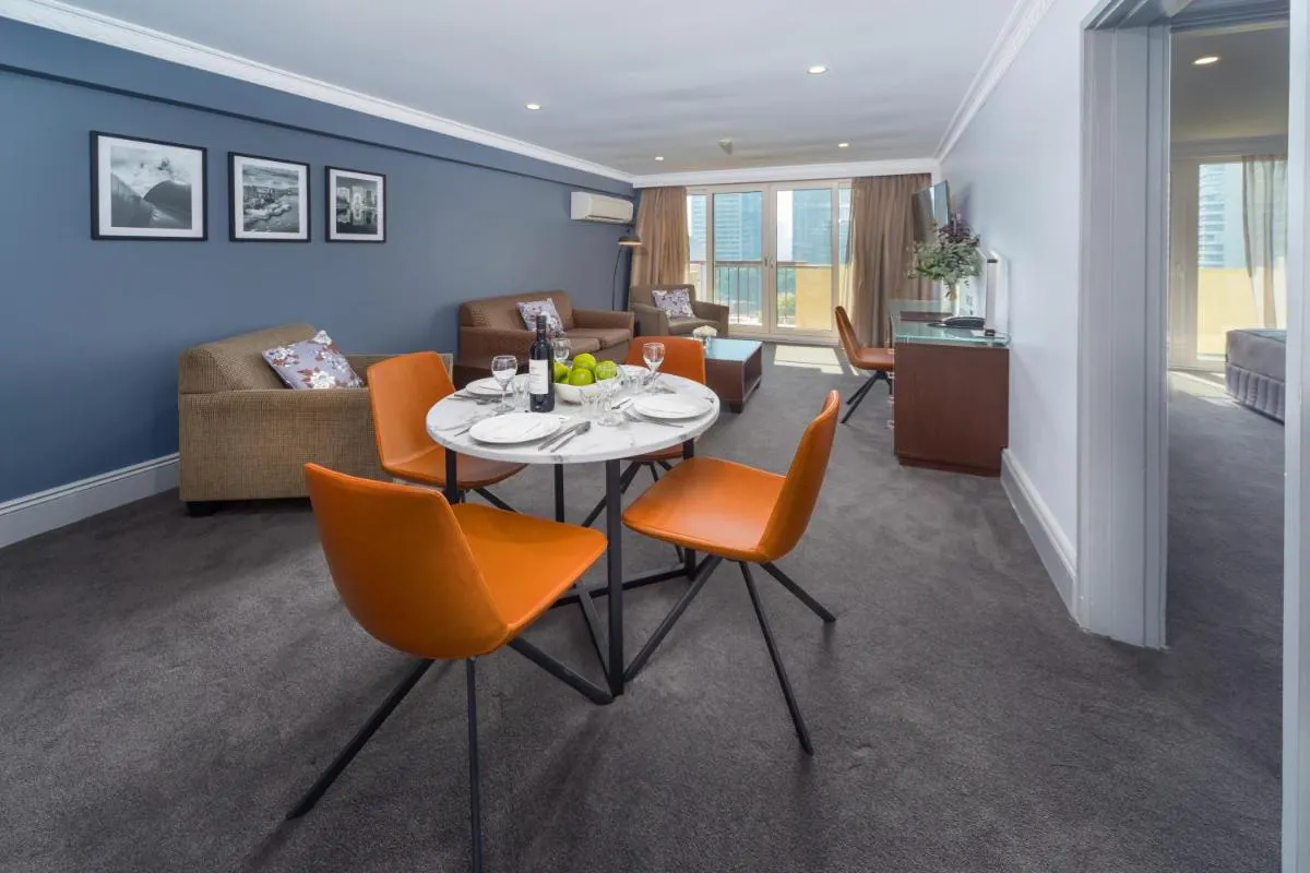 Image 2 of Hyde Park Inn