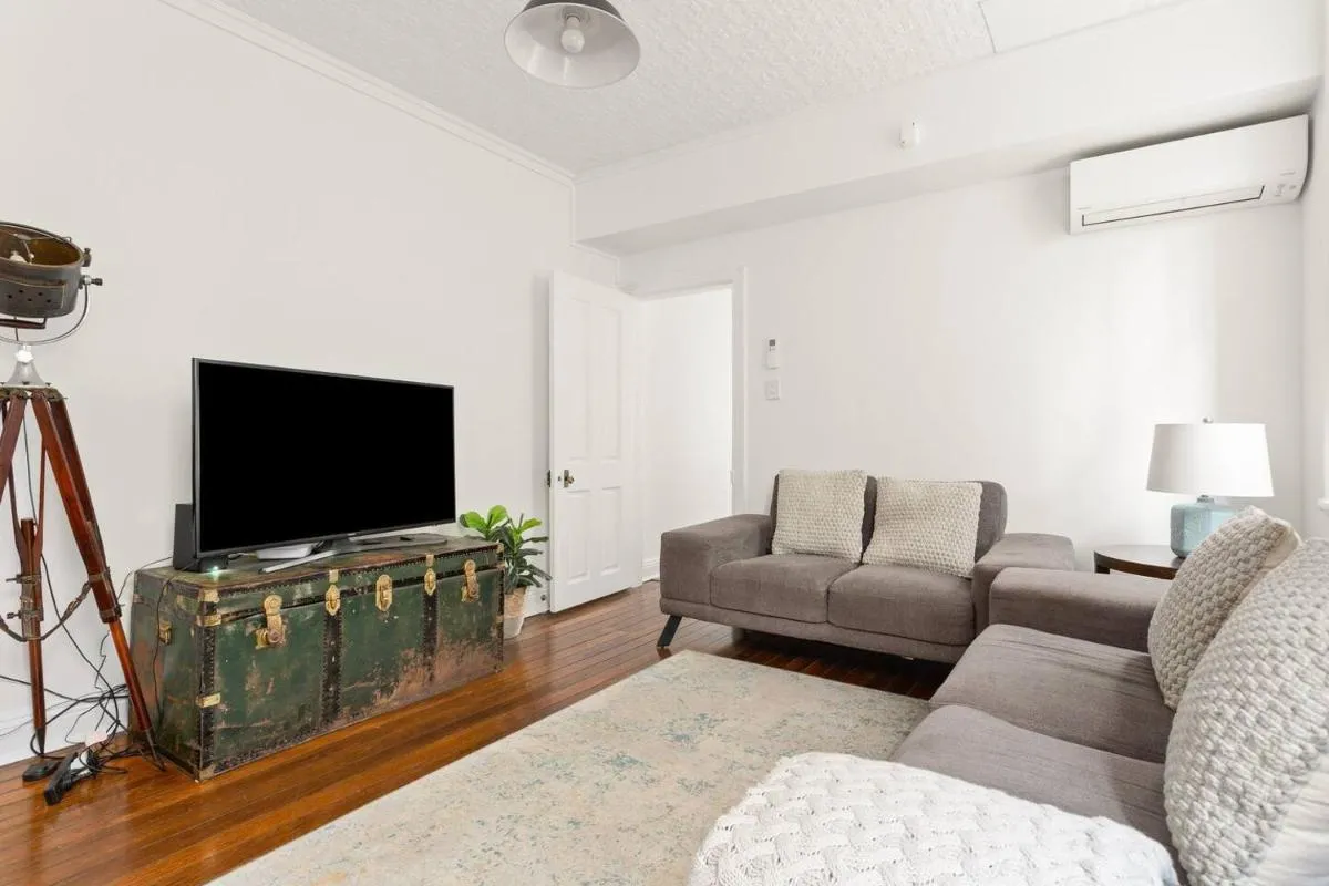 Image 4 of Idyllic Heritage Home Footsteps to the Harbour