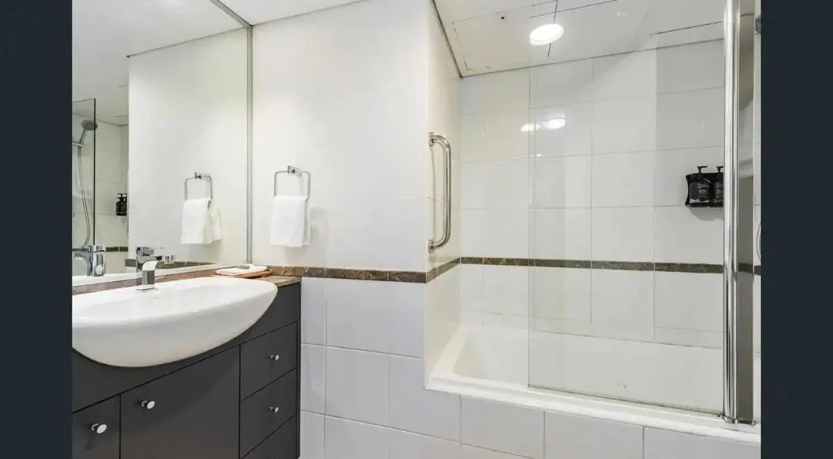 Image 5 of KOZYGURU HAYMARKET MODERN 1 APT BEST LOCATION NHA653-508