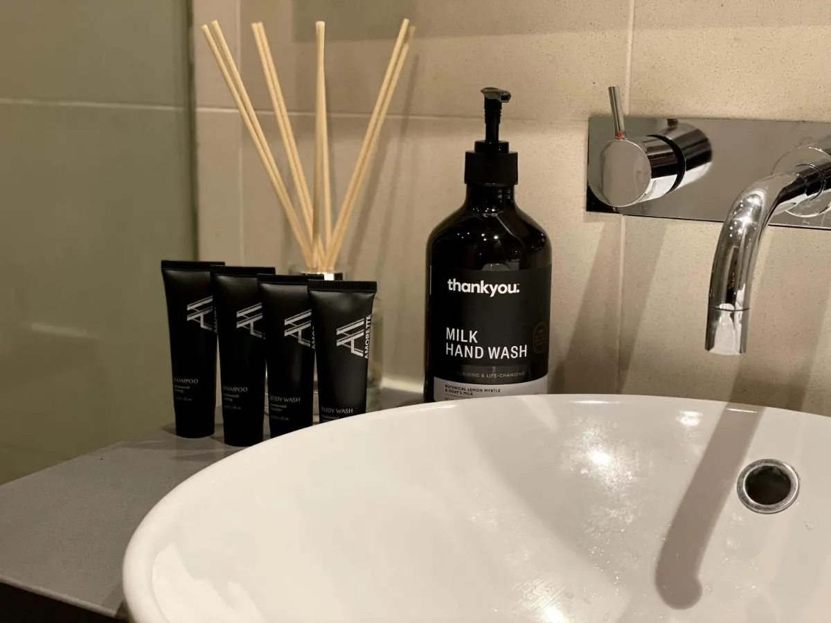 Image 6 of KOZYGURU McMahons Point Amazing Water View Studio + FREE Parking NMP002