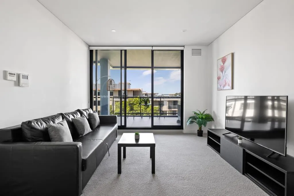 Image 1 of Kind bed Apt w Sofabed in Ryde – Fast Wifi