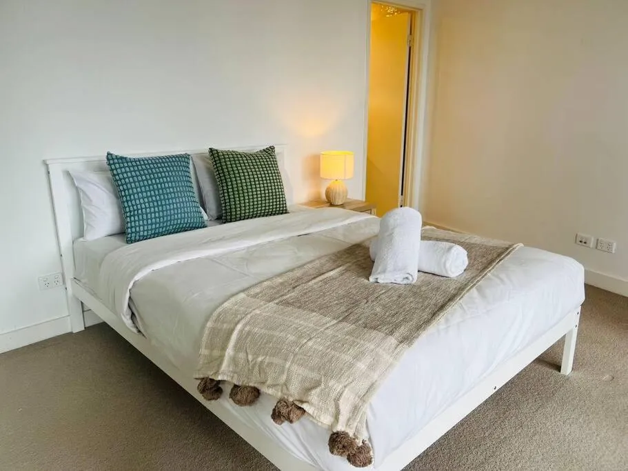 Image 1 of KozyGuru / Mortlake / Lovely 2 Bed APT / NMO010