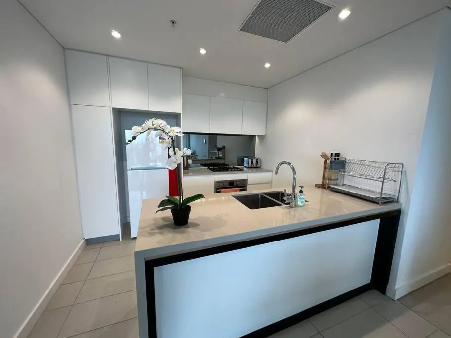 Image 3 of KozyGuru / Mortlake / Lovely 2 Bed APT / NMO010