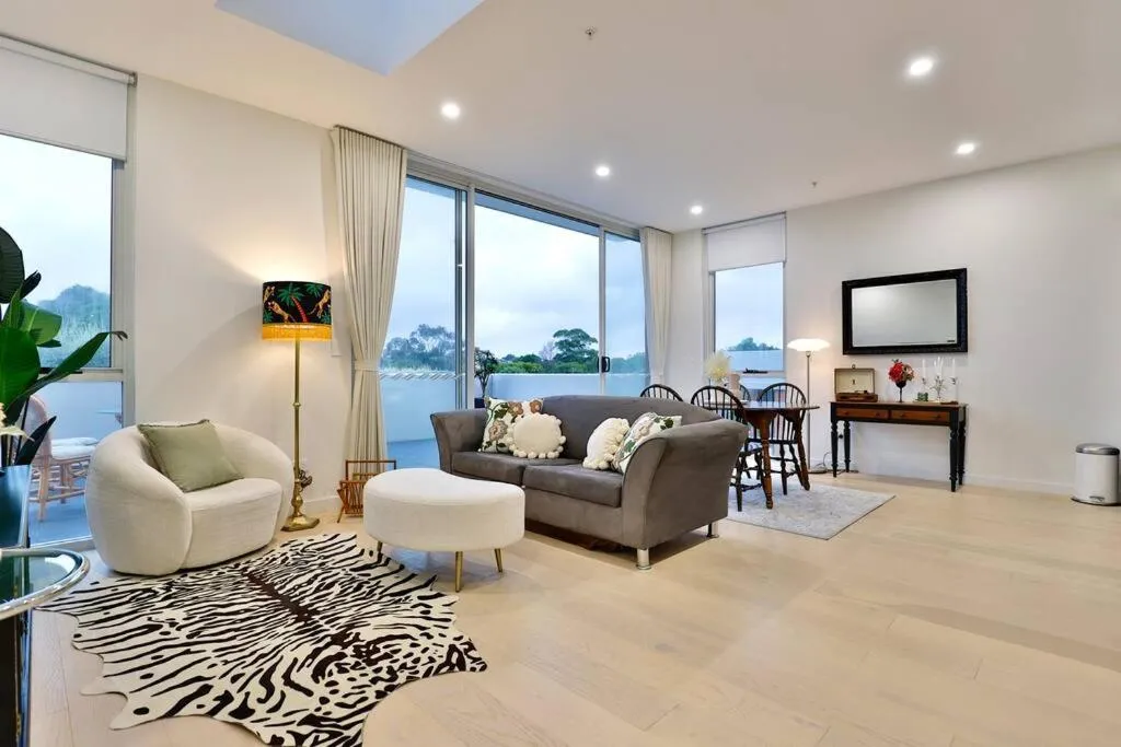 Image 1 of Lumière Sanctuary – Antique Elegance with Parking