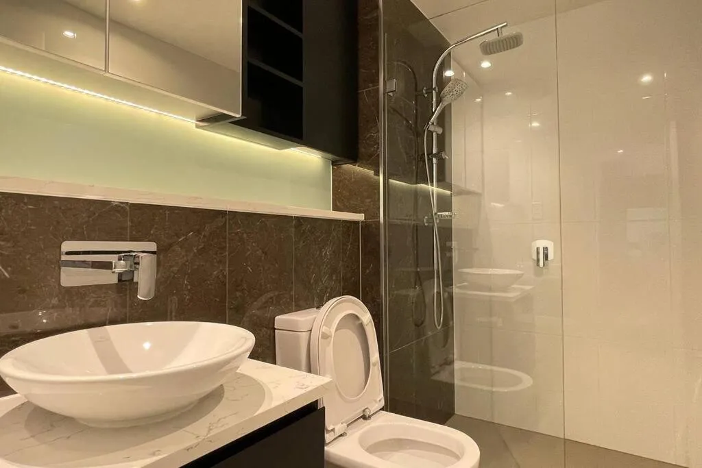 Image 2 of Luxious Startling waterview highrise Condo