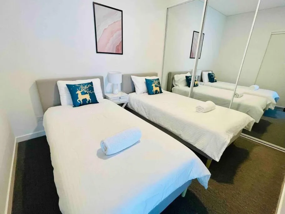 Image 6 of Luxious Startling waterview highrise Condo