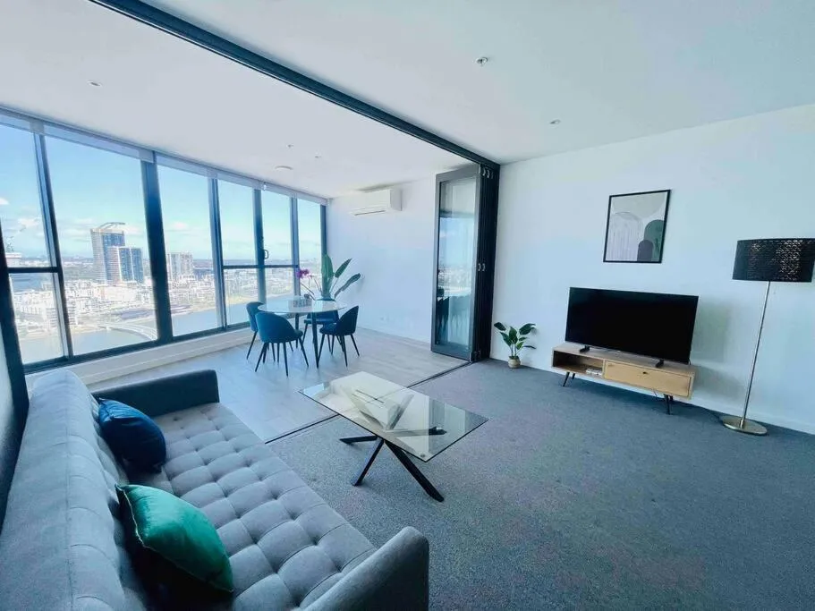 Image 4 of Luxious Startling waterview highrise Condo