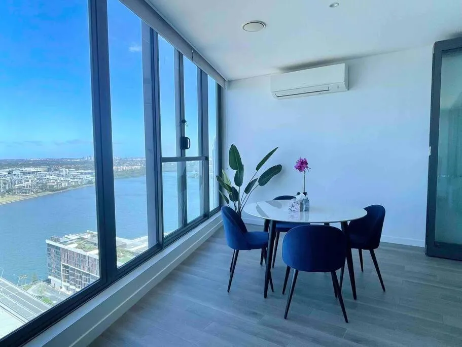 Image 3 of Luxious Startling waterview highrise Condo