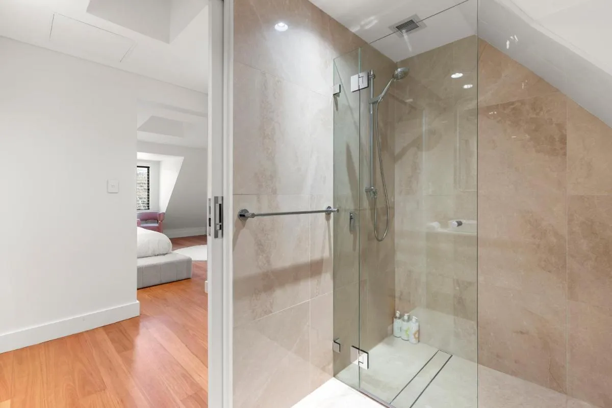 Image 2 of Luxurious 3-Story Terrace in Potts Point