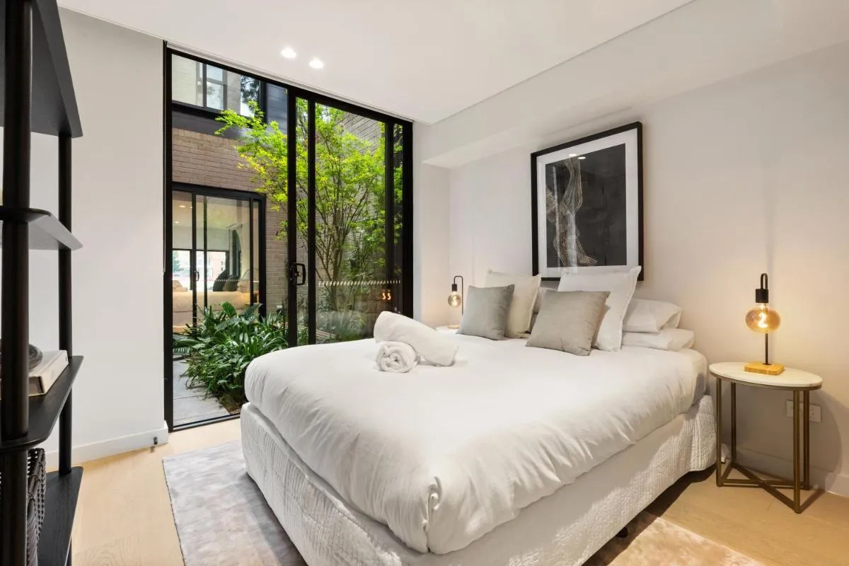 Image 1 of Luxurious Parkside 4BR Terrace House w/Garage