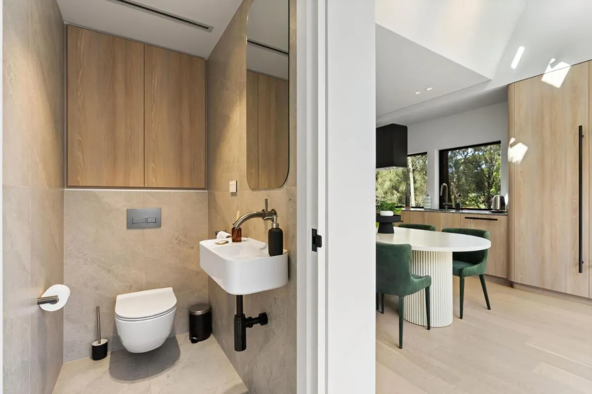 Image 2 of Luxurious Parkside 4BR Terrace House w/Garage