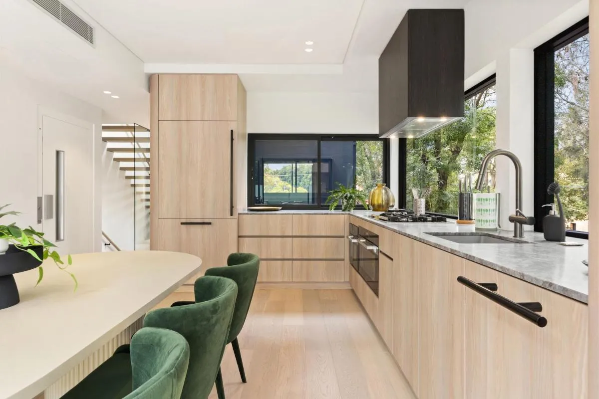 Image 3 of Luxurious Parkside 4BR Terrace House w/Garage