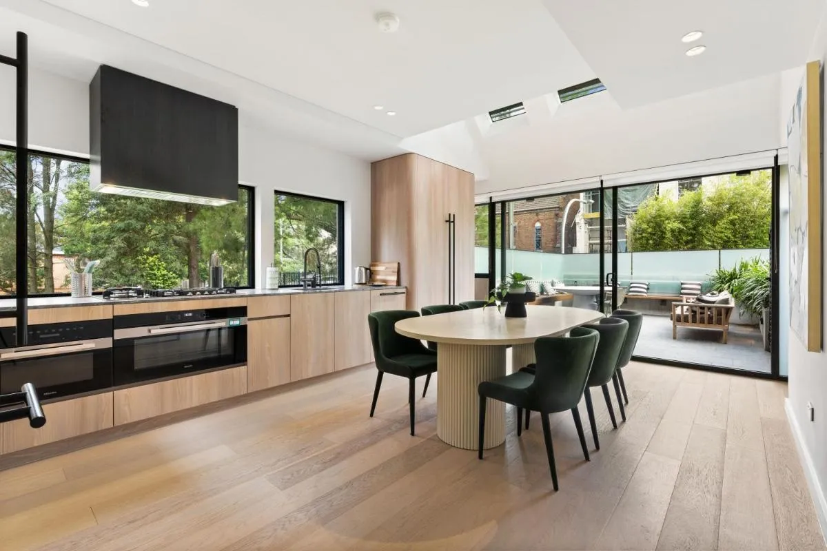 Image 4 of Luxurious Parkside 4BR Terrace House w/Garage