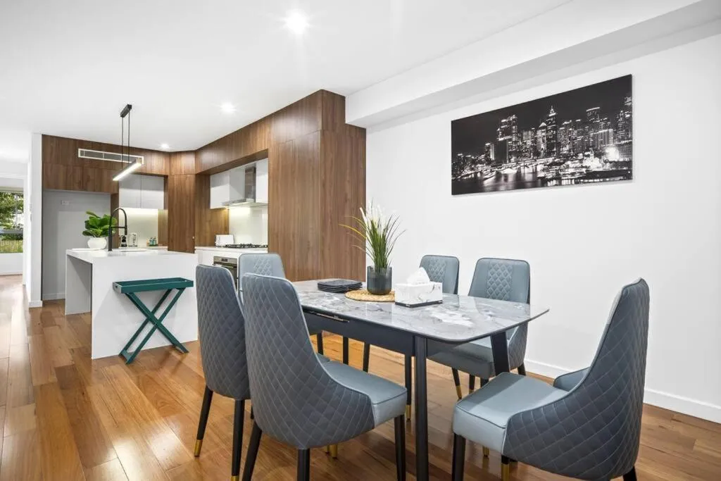 Image 3 of Luxury Retreat & Spacious 4BR House in Willoughby