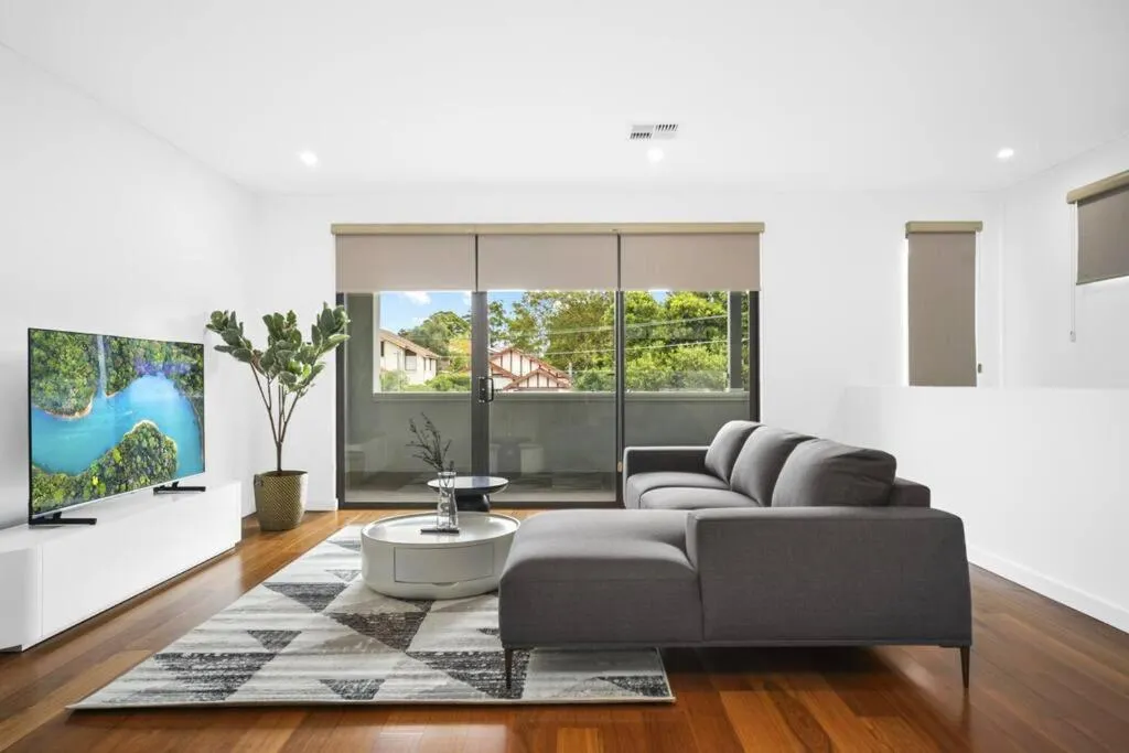 Image 4 of Luxury Retreat & Spacious 4BR House in Willoughby