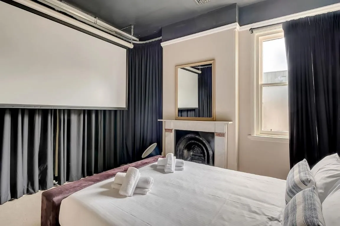 Image of Mesmerising 3BR Home Cinema Room Spa Bath