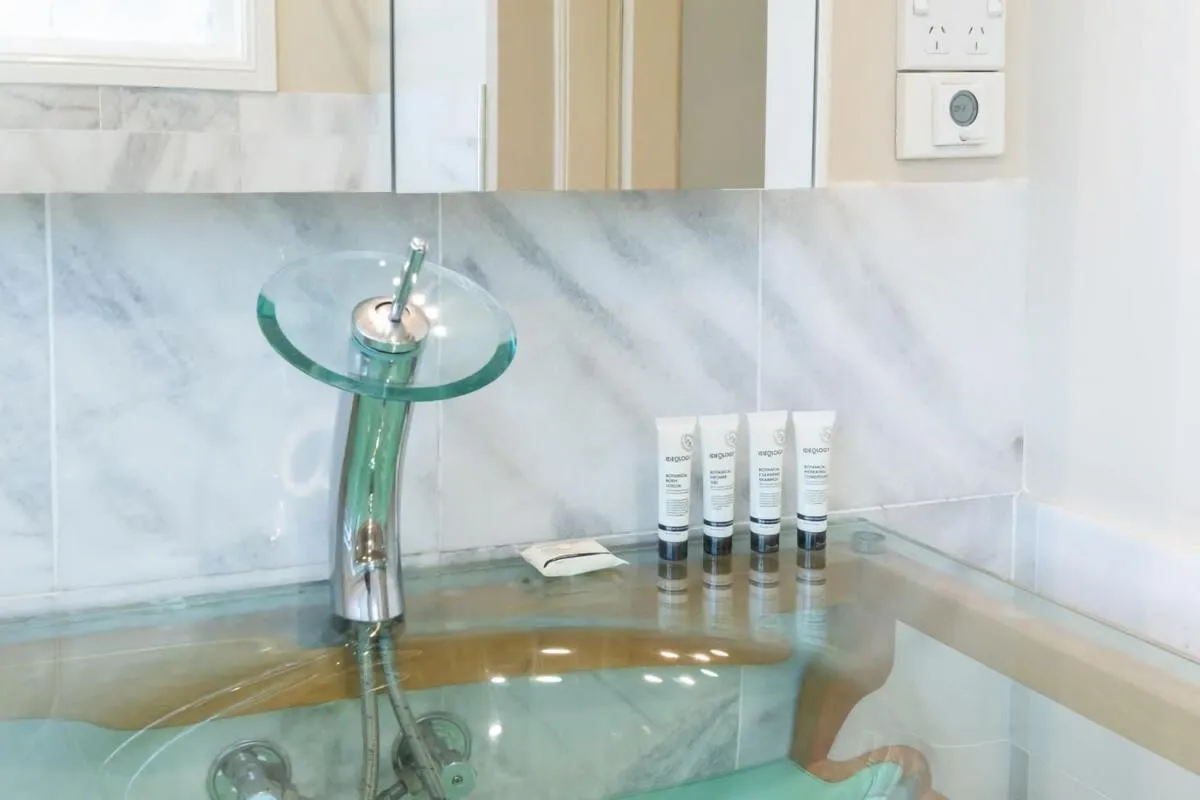 Image 2 of Mesmerising 3BR Home Cinema Room Spa Bath