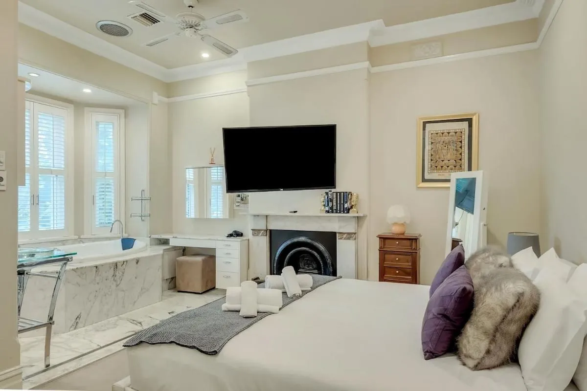 Image 4 of Mesmerising 3BR Home Cinema Room Spa Bath