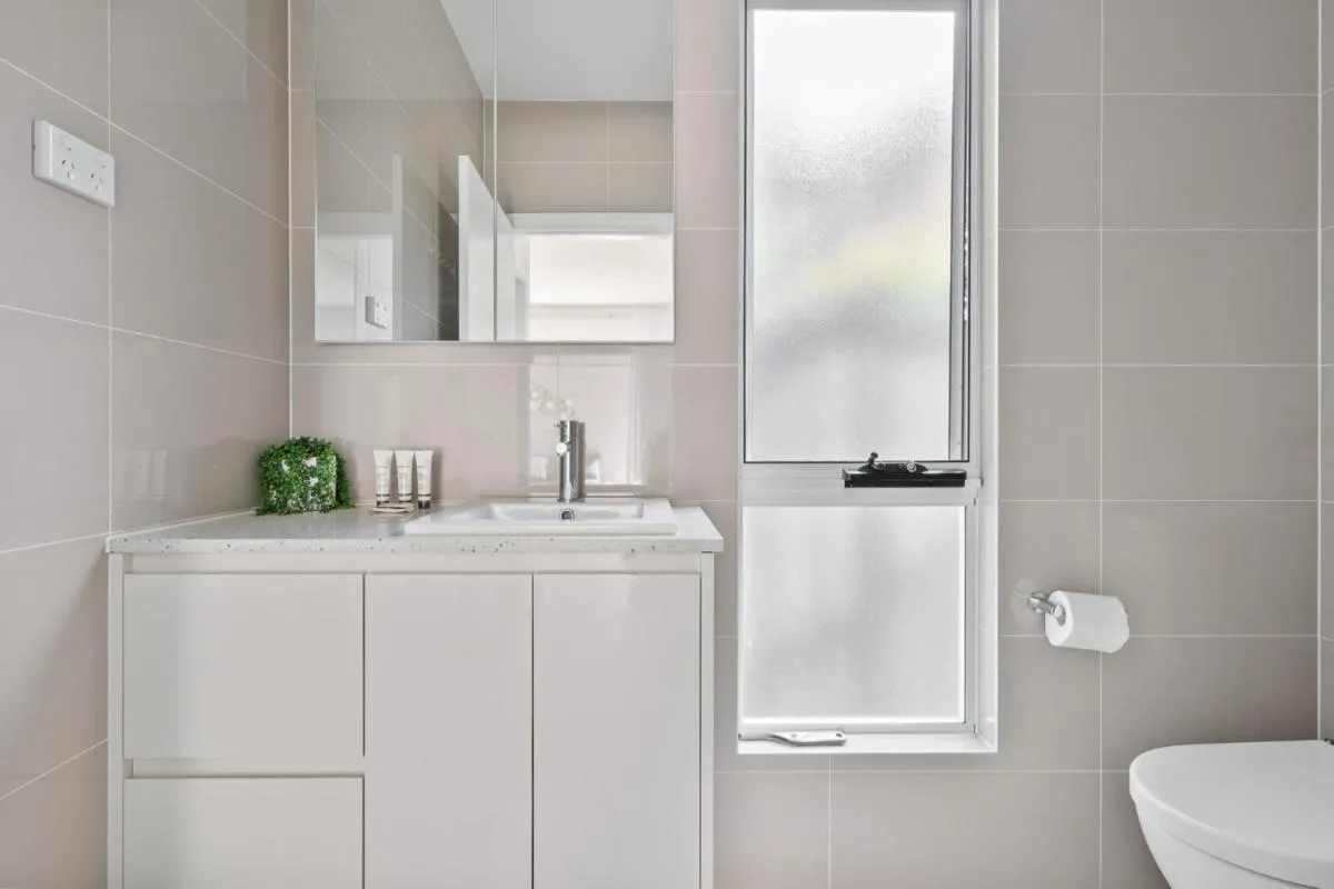 Image 2 of Modern 2 Bedroom Oasis 4 Mins Drive to the Beach