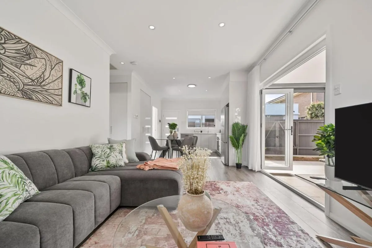 Image 4 of Modern 2 Bedroom Oasis 4 Mins Drive to the Beach