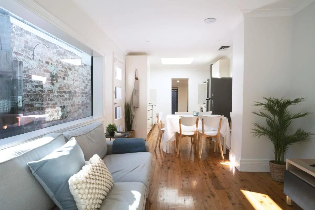 Image 2 of Modern 3 Bed Home in Tempe Near Airport City