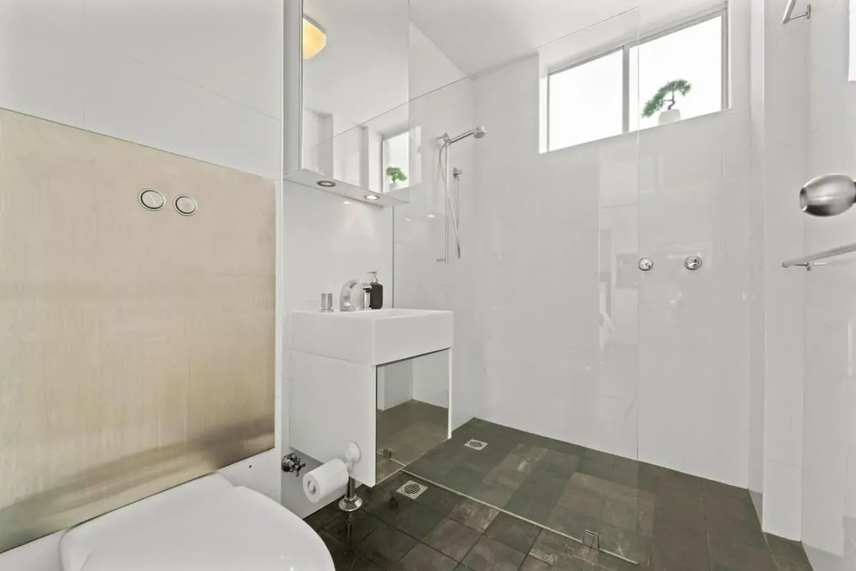 Image 2 of Modern Potts Point Studio