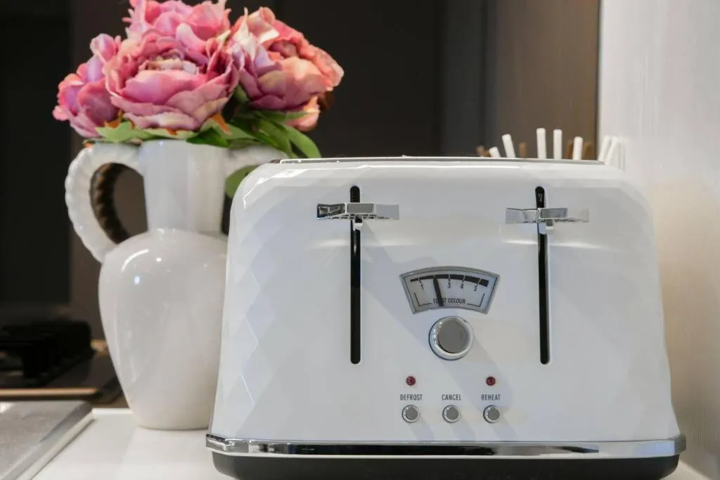 Image 4 of Modern Urban Oasis in the Heart of Chinatown