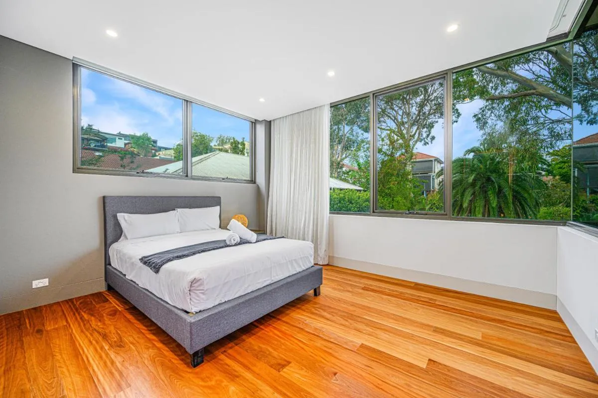 Image 1 of Putney Brand New Luxury House Pool & Waterview