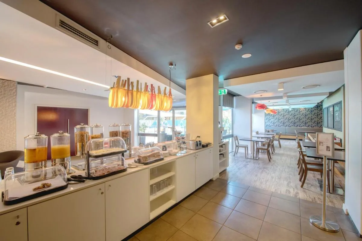 Image 3 of Royal Pacific Hotel