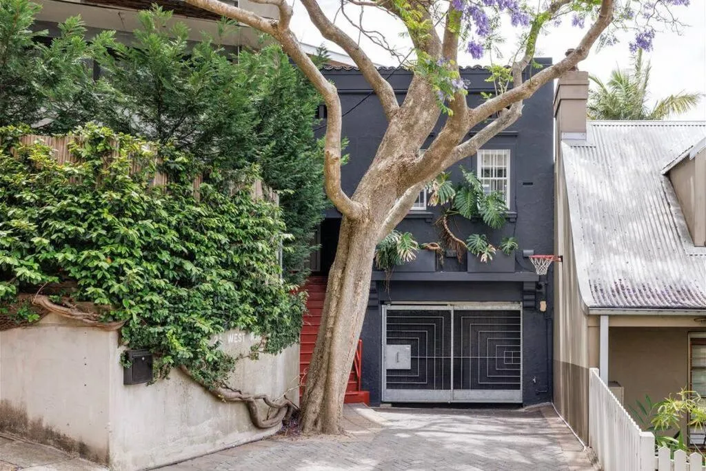 Image 3 of Spacious studio apt Darlinghurst