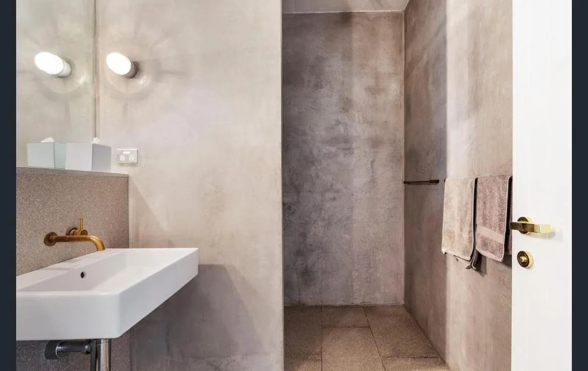 Image 1 of Spacious studio apt Darlinghurst