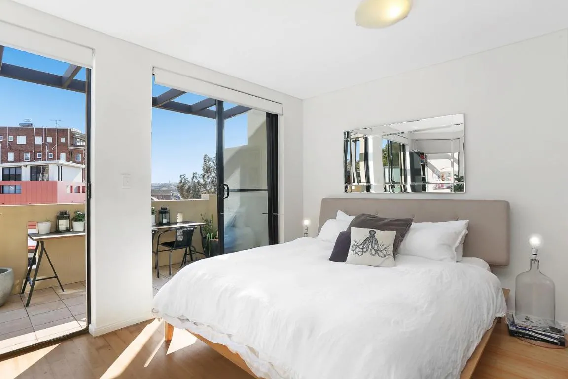 Image of Sun-drenched Penthouse-style Studio with Lrg Terrace