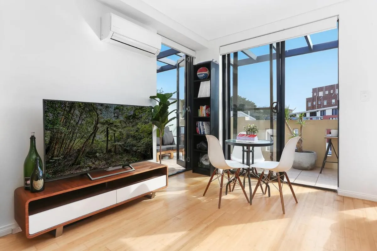 Image 3 of Sun-drenched Penthouse-style Studio with Lrg Terrace